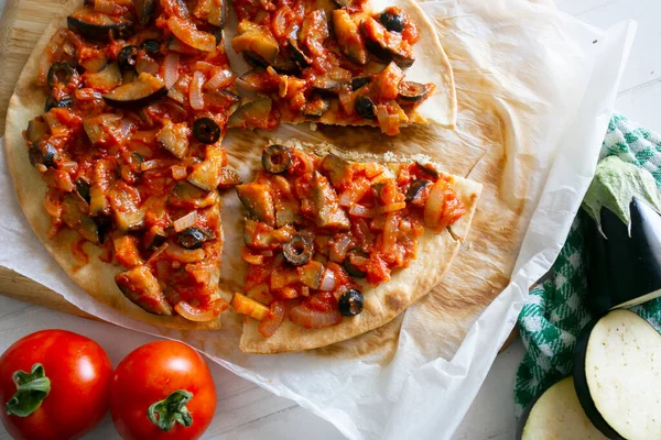 Neapolitańska Pizza Pieczonym Bakłażanem Włoskim Sosem Pomidorowym — Zdjęcie stockowe
