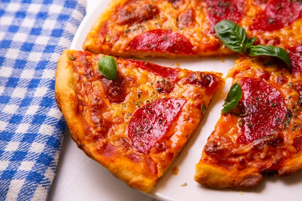 Pizza Salami Neapolitańska Pizza Salami Serem Pieczonymi Warzywami Włoski Wegetariański — Zdjęcie stockowe