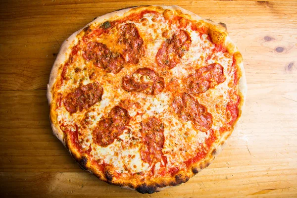 萨拉米比萨 用腊肠 奶酪和烤蔬菜做的那不勒斯披萨 意大利素食配方 — 图库照片