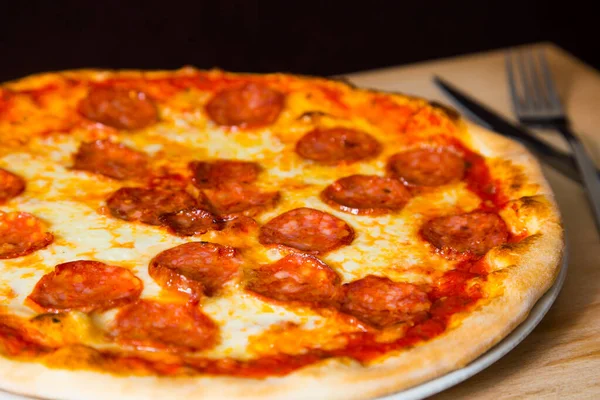 萨拉米比萨 用腊肠 奶酪和烤蔬菜做的那不勒斯披萨 意大利素食配方 — 图库照片