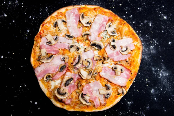 有蘑菇的培根披萨那不勒斯比萨饼加莫扎拉奶酪和培根真正的意大利菜谱 — 图库照片