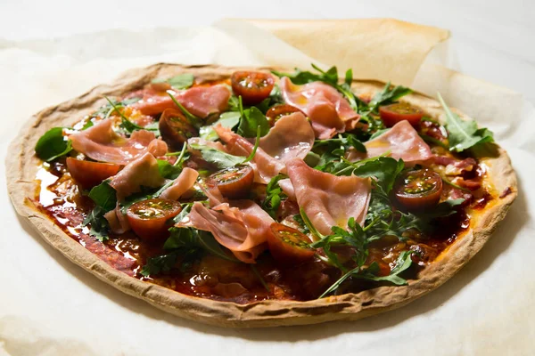 Prosciutto Pizza Neapolitańska Pizza Sosem Pomidorowym Serem Szynką Prosciutto Autentyczny — Zdjęcie stockowe