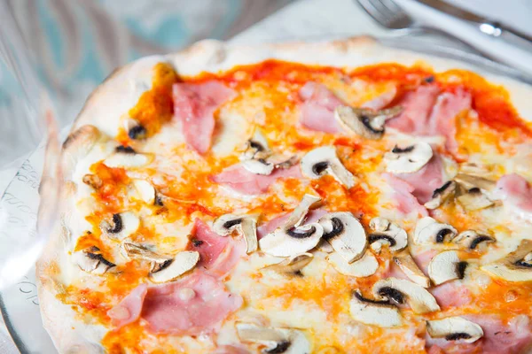 Prosciutto Pizza Neapolitańska Pizza Sosem Pomidorowym Serem Szynką Prosciutto Autentyczny — Zdjęcie stockowe