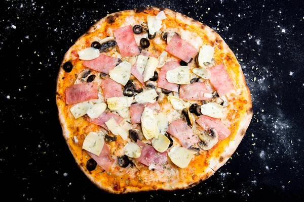 意大利比萨饼 带有番茄酱 奶酪和意大利火腿的那不勒斯披萨 真正的意大利菜谱 — 图库照片