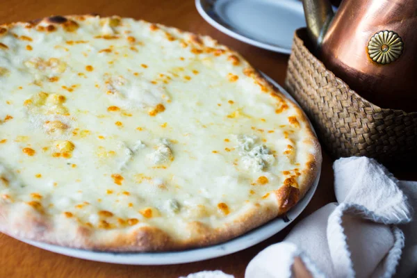 Fyra Ostpizzor Neapolitansk Pizza Gjord Med Mängd Olika Europeiska Ostar — Stockfoto