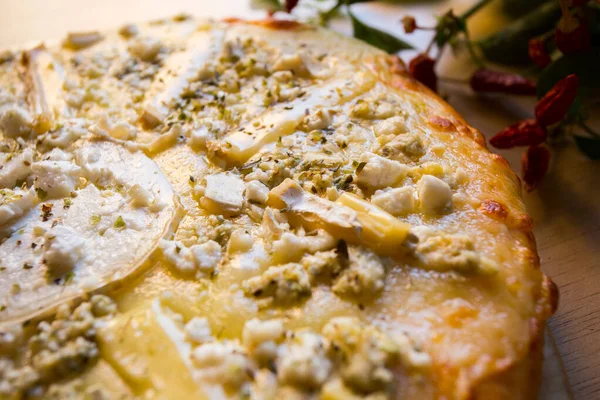 Pizza Čtyřmi Sýry Neapolská Pizza Vyrobená Různých Evropských Sýrů Jako — Stock fotografie