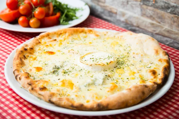 Dört Peynirli Pizza Mozzarella Brie Gorgonzola Gibi Çeşitli Avrupa Peynirlerinden — Stok fotoğraf