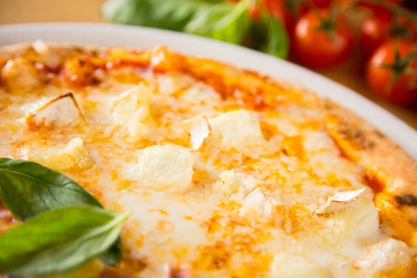 Quatro Cheese Pizza Pizza Napolitana Feita Com Uma Variedade Queijos — Fotografia de Stock