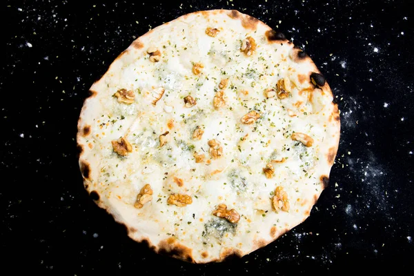四块芝士比萨内城披萨由各种欧洲奶酪制成 如Mozzarella Brie和Gorgonzola 意大利素食配方 — 图库照片