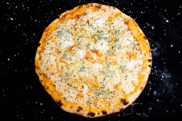 四块芝士比萨内城披萨由各种欧洲奶酪制成 如Mozzarella Brie和Gorgonzola 意大利素食配方 — 图库照片