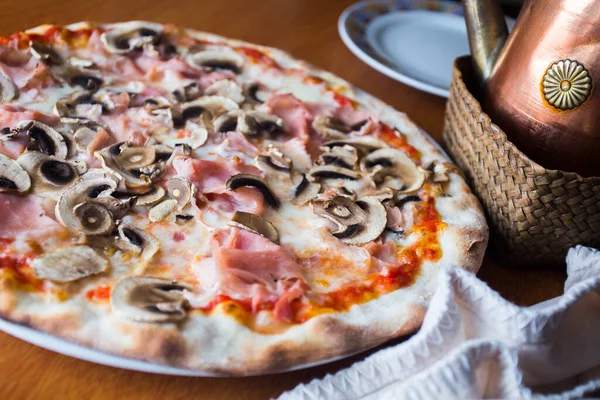 Mushroom Pizza Neapolitan Pizza Tomato Sauce Cheese Ham Mushrooms Authentic — Stock Photo, Image