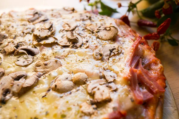 Pizza Grzybami Neapolitańska Pizza Sosem Pomidorowym Serem Szynką Grzybami Autentyczny — Zdjęcie stockowe