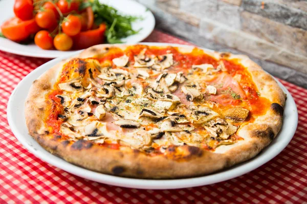 Pizza Setas Pizza Napolitana Con Salsa Tomate Queso Jamón Setas — Foto de Stock