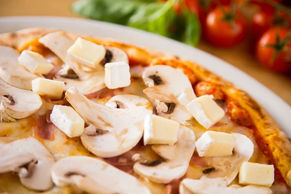Pizza Grzybami Neapolitańska Pizza Sosem Pomidorowym Serem Szynką Grzybami Autentyczny — Zdjęcie stockowe