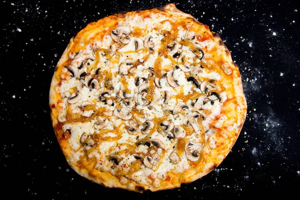 蘑菇披萨Mushroom Ppizza 带有番茄酱 火腿和蘑菇的那不勒斯披萨 真正的意大利菜谱 — 图库照片