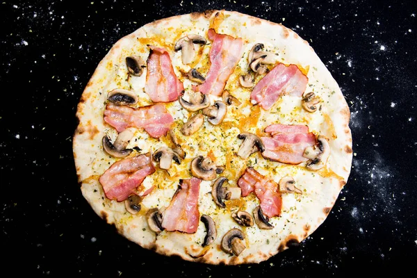 蘑菇披萨Mushroom Ppizza 带有番茄酱 火腿和蘑菇的那不勒斯披萨 真正的意大利菜谱 — 图库照片