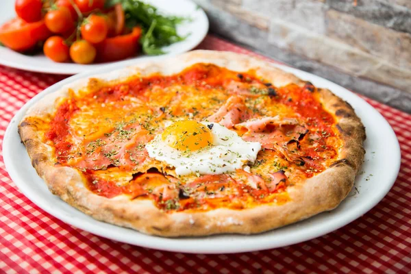 Pizza Con Huevo Medio Pizza Napolitana Con Salsa Tomate Queso — Foto de Stock