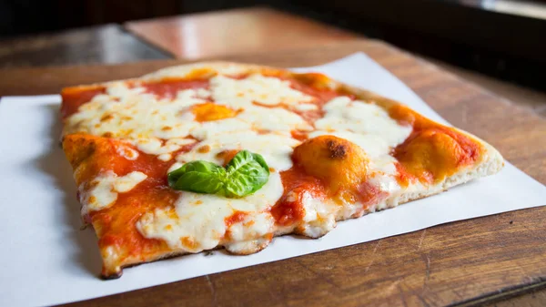 Margherita Pizza Neapolitanische Pizza Mit San Marzano Tomaten Mozzarella Frischem — Stockfoto