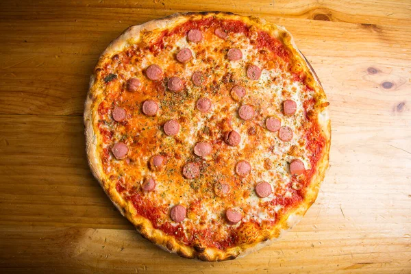 香肠披萨Sausage Ppizza 带有番茄酱 猪肉香肠肉的那不勒斯披萨 真正的意大利菜谱 — 图库照片