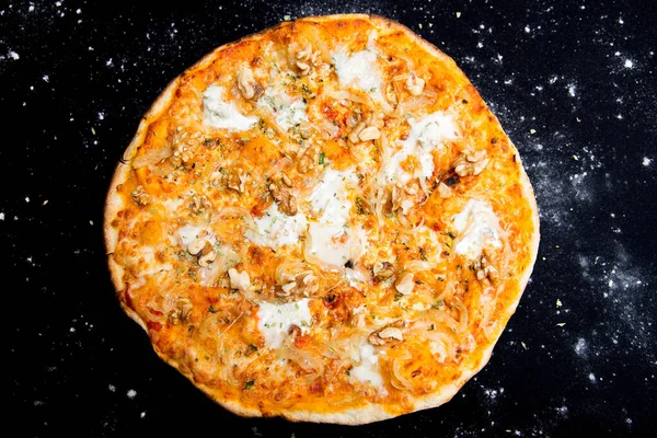 Bufala Mozzarella比萨 用番茄酱 莫扎拉奶酪和一些蔬菜做的那不勒斯披萨 意大利菜谱 — 图库照片