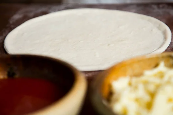 Готовить Пиццу Смешивая Тесто Готовясь Итальянским Томатным Соусом — стоковое фото