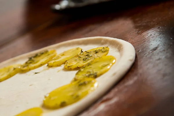 Pizzalı Carpaccio Domates Soslu Peynirli Biftekli Napoli Pizzası Talyan Tarifi — Stok fotoğraf