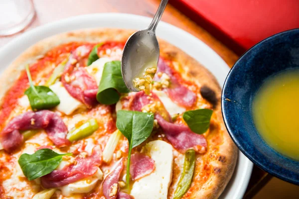 Carpaccio Carne Pizza Pizza Napolitana Elaborada Con Salsa Tomate Queso — Foto de Stock
