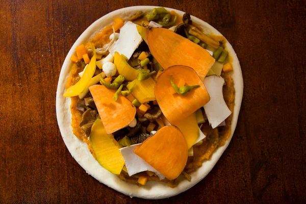 带有南瓜等季节性秋季产品的那不勒斯披萨 — 图库照片