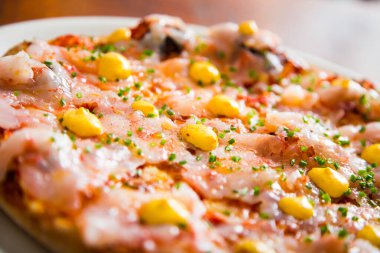 Karidesli pizza. Mozzarella 'dan yapılmış Napoli pizzası. İtalyan tarifi.