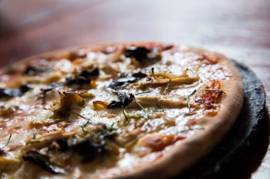 Enginarlı pizza. Napoli pizzası fırında sebzeyle yapılır. İtalyan vejetaryen tarifi.