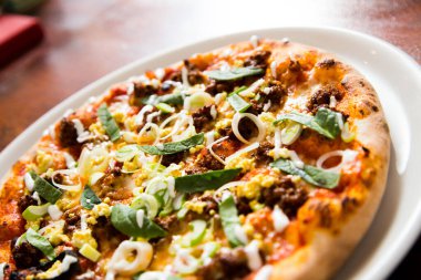 Et ve körili pizza. Köri soslu biftekten yapılmış Napoli pizzası. İtalyan tarifi.