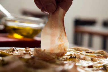 Guanciale, pecorino ve radicchio soslu Napoli pizzası. Klasik İtalyan tarifi..