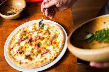 Roka etli ve peynirli pizza. Mozzarella 'dan yapılmış Napoli pizzası. İtalyan tarifi.