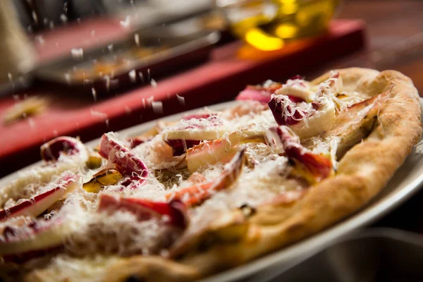 Pizza Napolitaine Avec Guanciale Pecorino Radicchio Recette Italienne Classique — Photo