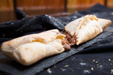 Napoli usulü çikolatalı pizza. Geleneksel İtalyan tarifi.