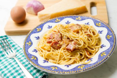 Carbonara ya da Carbonata, Lazio kökenli İtalyan makarna türüdür. Orijinal tarif yumurta, peynir, ekstra saf zeytinyağı, pancetta veya guanciale ve karabiber üzerine kuruludur..