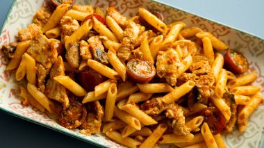 Tavuk ve domatesli fırında makarna. Geleneksel İtalyan tarifi.