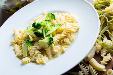 Farklı sote sebzelerle vejetaryen İtalyan makarna tarifi. vegan tarifi.