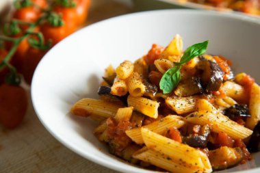 Makarna Norma, İtalya 'nın Katanya şehrinde yaygın olarak kullanılan geleneksel bir Sicilya mutfağı makarnasıdır. Maccheroni, patlıcan, domates, taze fesleğen ve ricotta rendelenmiş salatayla yapılan bir makarna tabağı..