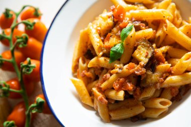 Makarna Norma, İtalya 'nın Katanya şehrinde yaygın olarak kullanılan geleneksel bir Sicilya mutfağı makarnasıdır. Maccheroni, patlıcan, domates, taze fesleğen ve ricotta rendelenmiş salatayla yapılan bir makarna tabağı..