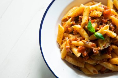 Makarna Norma, İtalya 'nın Katanya şehrinde yaygın olarak kullanılan geleneksel bir Sicilya mutfağı makarnasıdır. Maccheroni, patlıcan, domates, taze fesleğen ve ricotta rendelenmiş salatayla yapılan bir makarna tabağı..