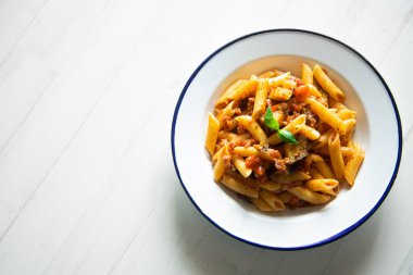 Makarna Norma, İtalya 'nın Katanya şehrinde yaygın olarak kullanılan geleneksel bir Sicilya mutfağı makarnasıdır. Maccheroni, patlıcan, domates, taze fesleğen ve ricotta rendelenmiş salatayla yapılan bir makarna tabağı..