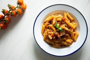 Makarna Norma, İtalya 'nın Katanya şehrinde yaygın olarak kullanılan geleneksel bir Sicilya mutfağı makarnasıdır. Maccheroni, patlıcan, domates, taze fesleğen ve ricotta rendelenmiş salatayla yapılan bir makarna tabağı..