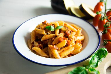 Makarna Norma, İtalya 'nın Katanya şehrinde yaygın olarak kullanılan geleneksel bir Sicilya mutfağı makarnasıdır. Maccheroni, patlıcan, domates, taze fesleğen ve ricotta rendelenmiş salatayla yapılan bir makarna tabağı..