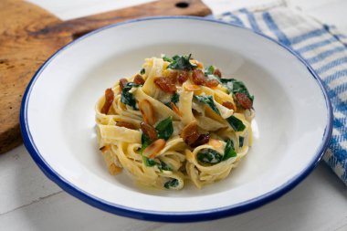 İtalyan ıspanağı ve kuru üzümlü makarna tarifi.