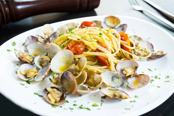 stock image Frutti di mare pasta recipe. Pasta combined with mussels, clams and prawns, fried tomato and garlic