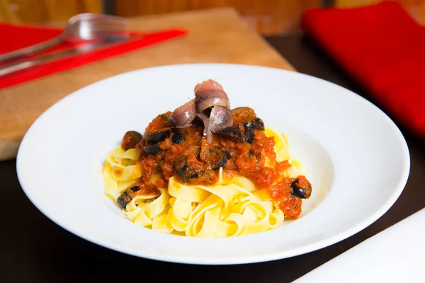 Siciliaanse Macaroni Met Ansjovis Kappertjes Traditioneel Italiaans Recept — Stockfoto