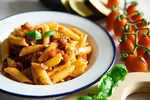 パスタアッラノルマは 広くカターニアのイタリアの都市で祝われているシチリア料理の伝統的なパスタ料理です ほとんどの場合 マッケローニと オーベルジン トマト 新鮮なバジルとリコッタのすりおろしたサラタ — ストック写真