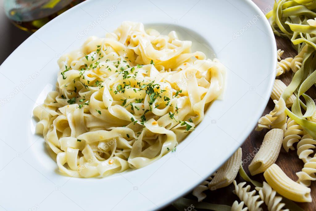 Spaghetti aglio e olio es un plato tradicional de pasta italiana de