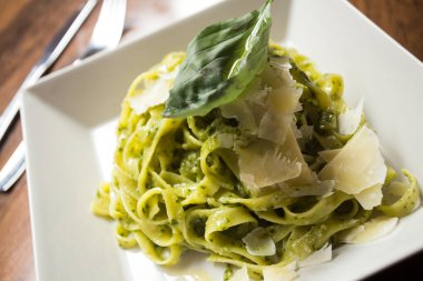 Pesto soslu erişte. Pesto, Liguria kökenli tipik bir sostur. Ana bileşeni fesleğen. Fesleğene ek olarak, çam fıstığı ve sarımsak da parmesan peyniri ve / veya koyun peyniri ve zeytinyağı ile tatlandırılmıştır..